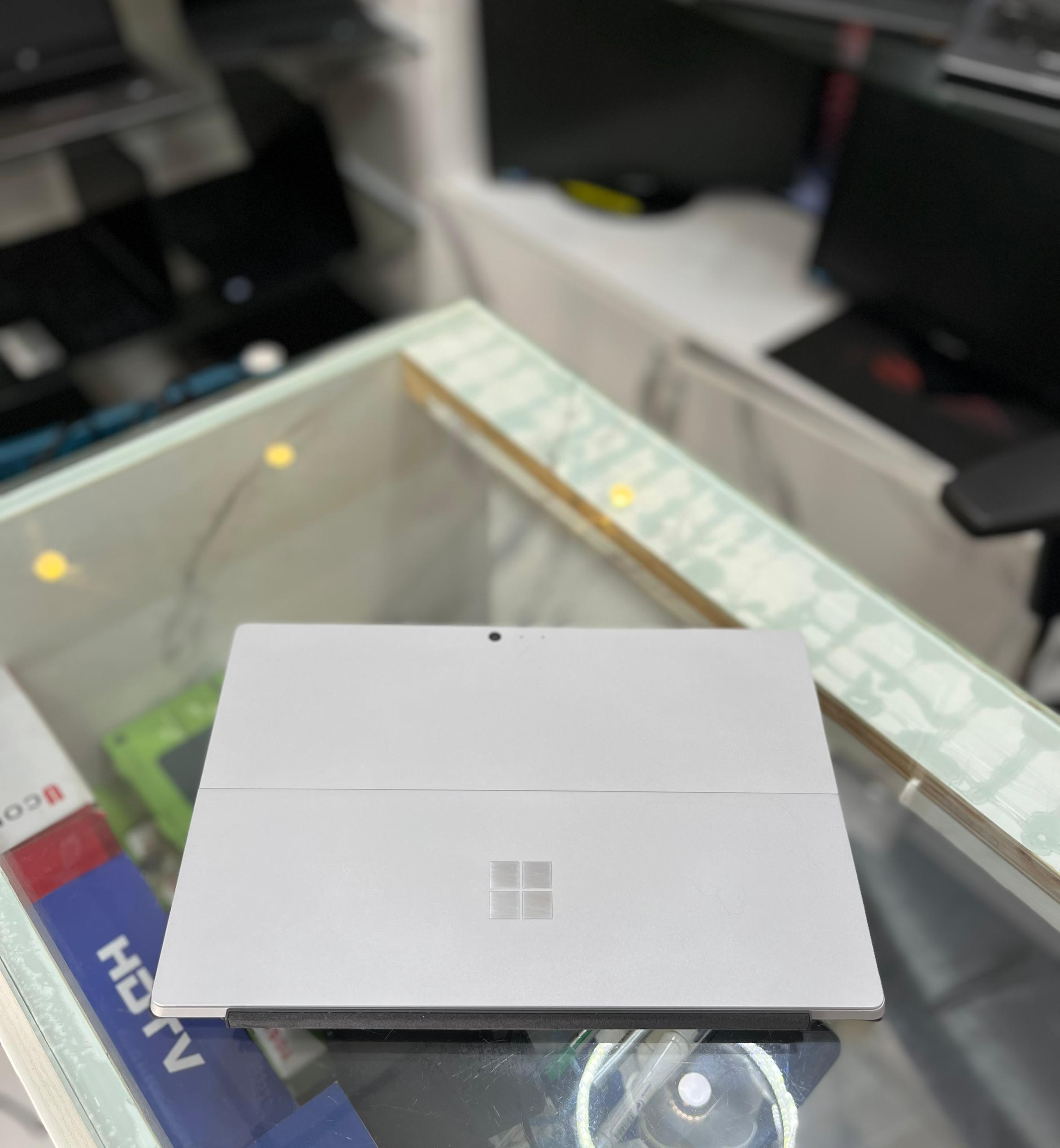 Microsoft Surface Pro 4 – Intel Core i5 6th Gen, 8GB RAM, 256GB SSD, 12.5" Touchscreen 2736×1824