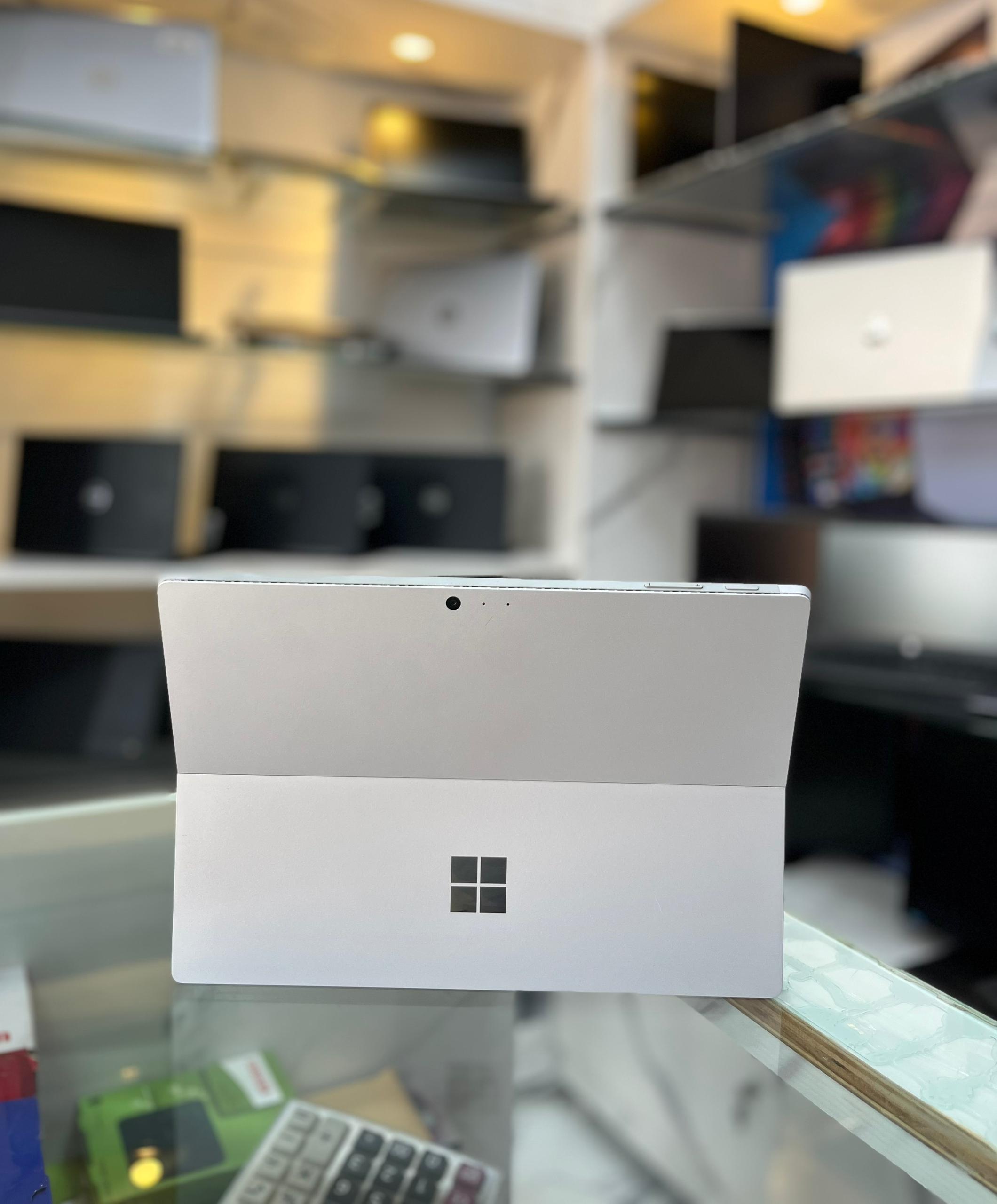 Microsoft Surface Pro 4 – Intel Core i5 6th Gen, 8GB RAM, 256GB SSD, 12.5" Touchscreen 2736×1824