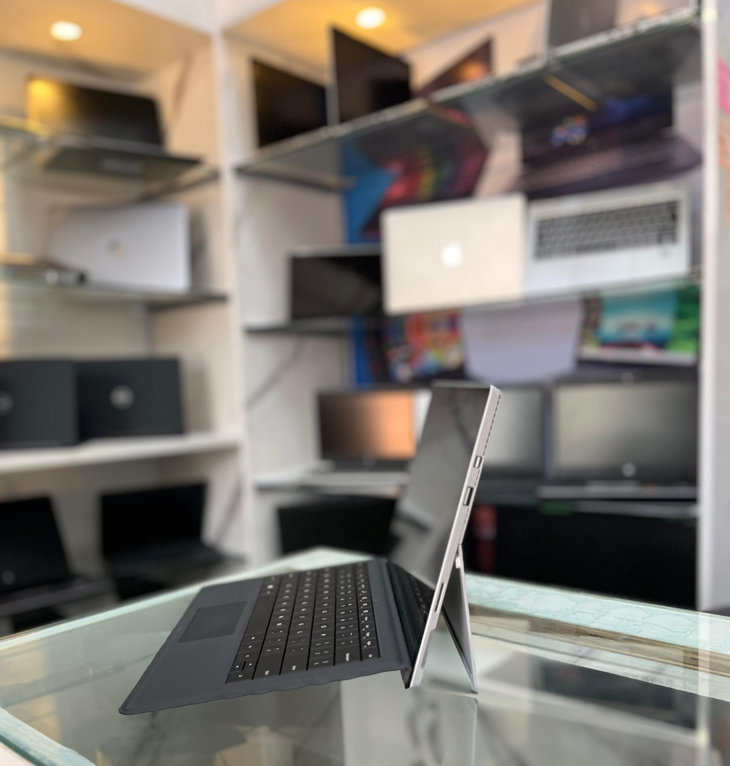 Microsoft Surface Pro 4 – Intel Core i5 6th Gen, 8GB RAM, 256GB SSD, 12.5" Touchscreen 2736×1824