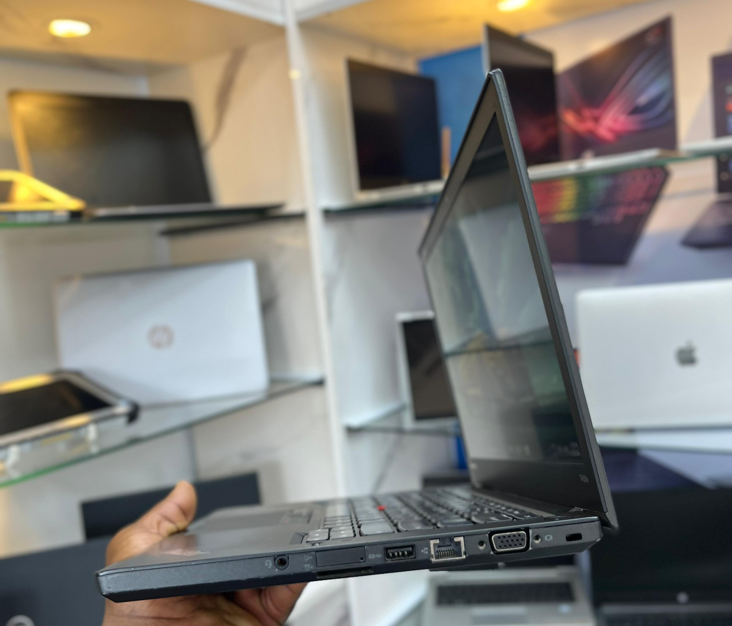 LENOVO THINKPAD T450S 💻  Intel®️ Core i7 5th Generation vpro max turbo frequency 2.60Ghz - @3.2Ghz