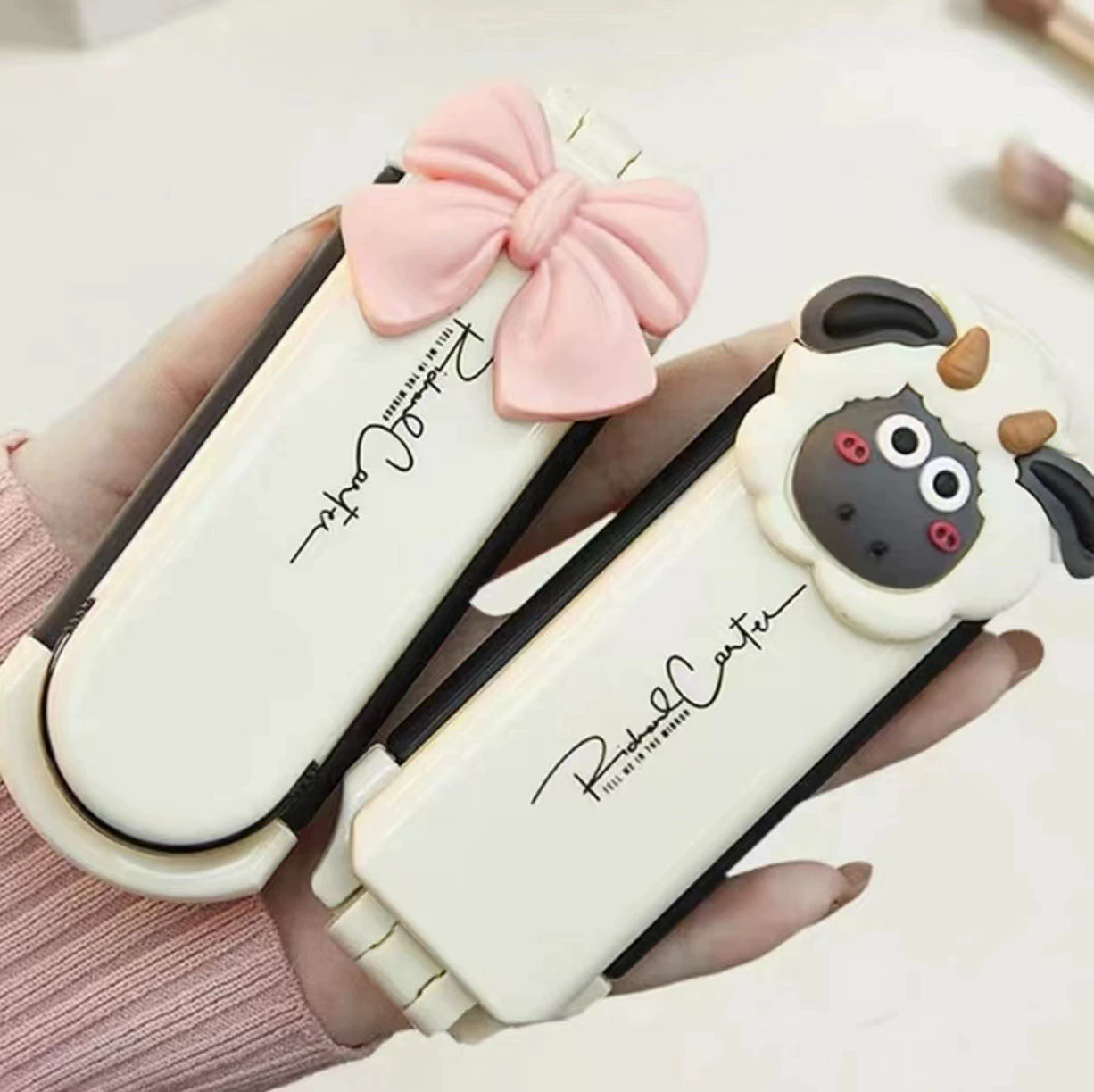 1PC Small comb milk white lamb portable portable portable mini folding airbag comb for women's bangs with folding mirror