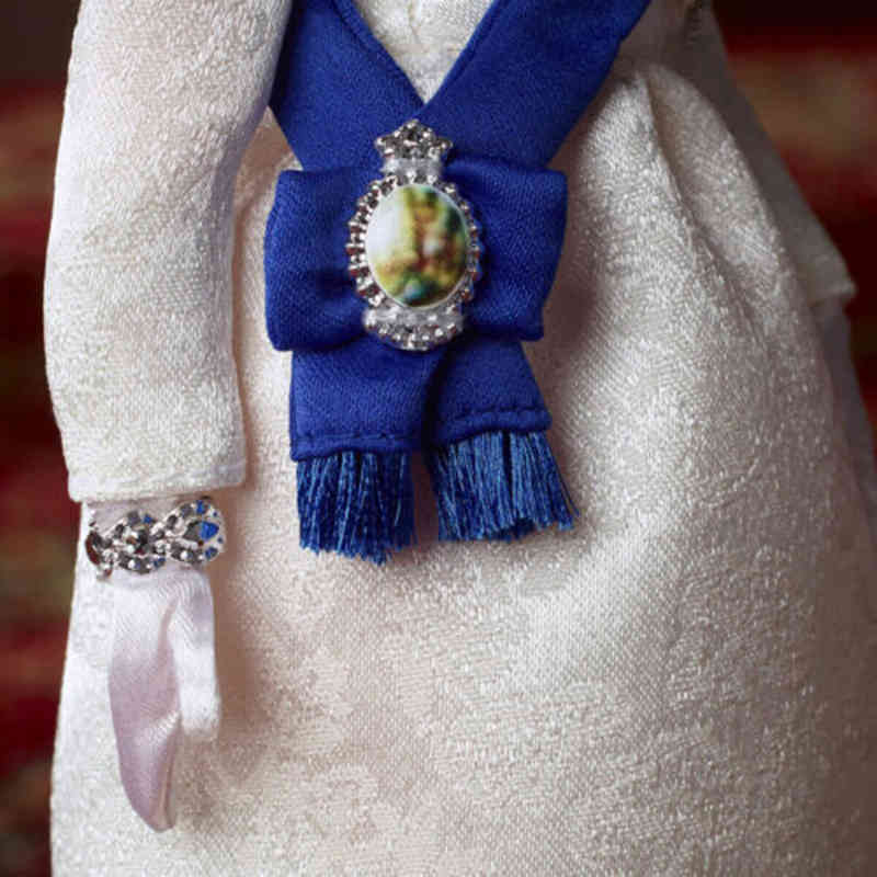 Doll Queen Elizabeth II Signature Platinum Jubilee Resin Statue Collectors