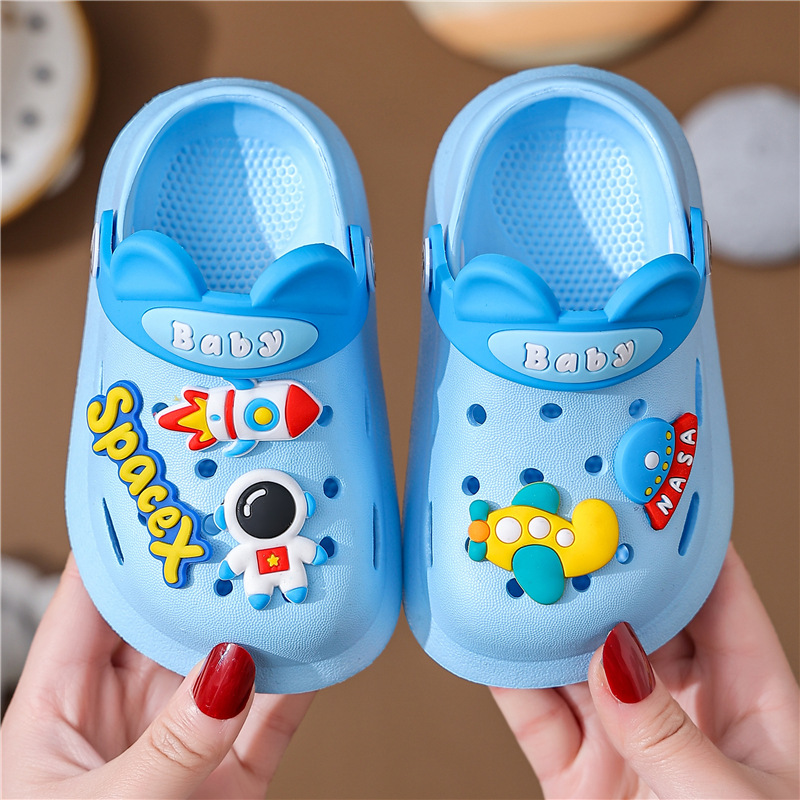 Summer Baotou Children's Sandals and Slippers Cartoon Anti slip Middle and Small Children's Beach Hole Shoes