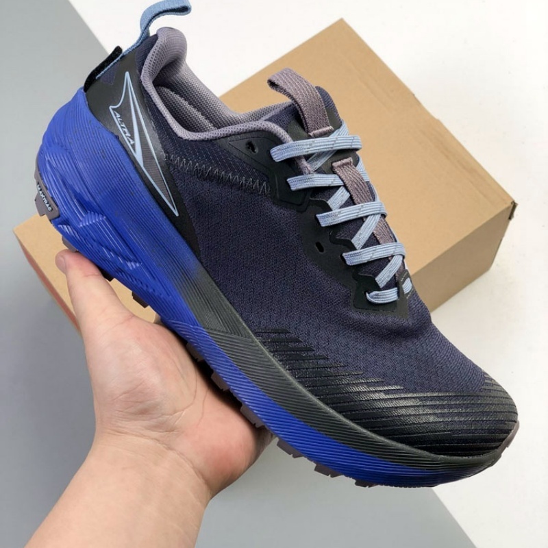 ALTRA lightweight cushioned running shoes for men and women. Suitable for marathons and daily activities