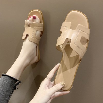 European station with the same type of H slippers summer flat heel