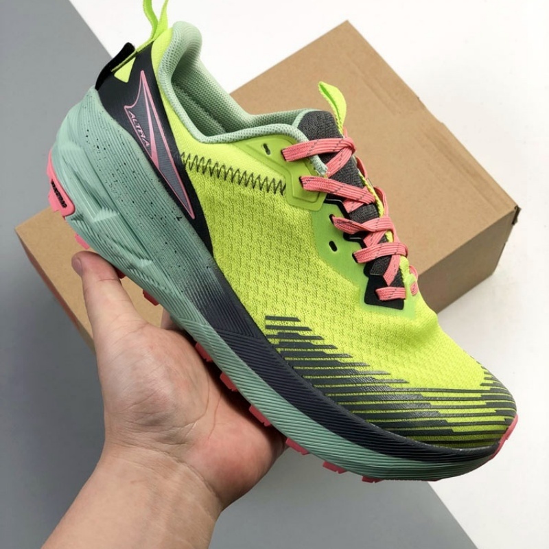 ALTRA lightweight cushioned running shoes for men and women. Suitable for marathons and daily activities