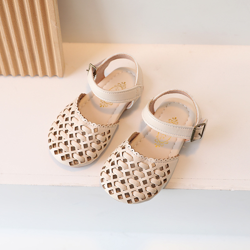 New Children's Baotou Sandals Girls' Woven Hollow Princess Shoes Anti Kick Soft Sole Baby Walking Shoes