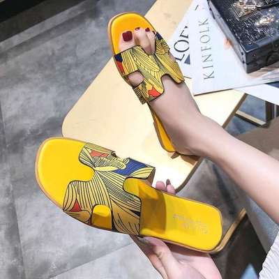 European station with the same type of H slippers summer flat heel
