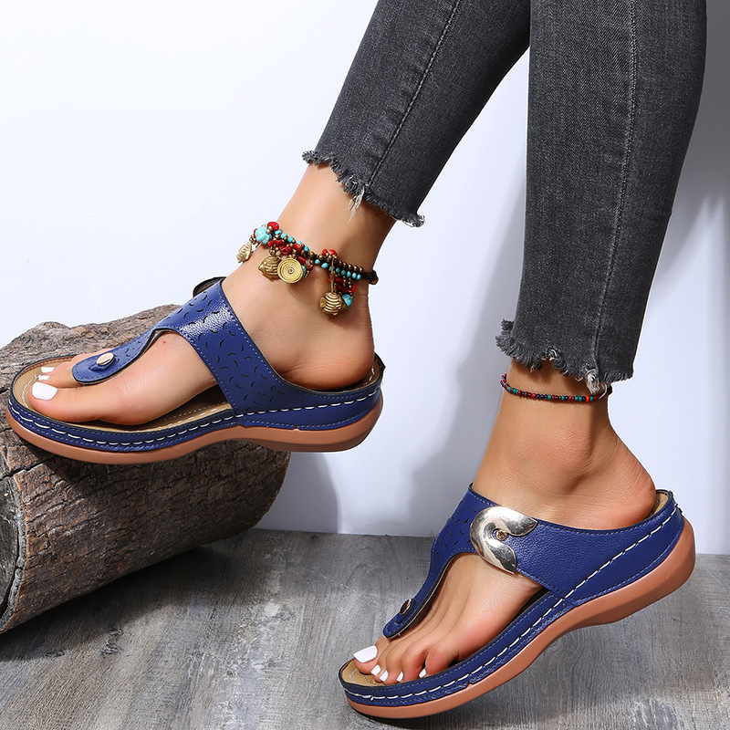 Women's large size 2023 European and American fashion wedge heel flip flops, wearing beach slippers outside