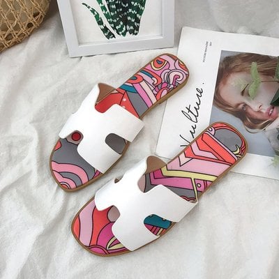 European station with the same type of H slippers summer flat heel