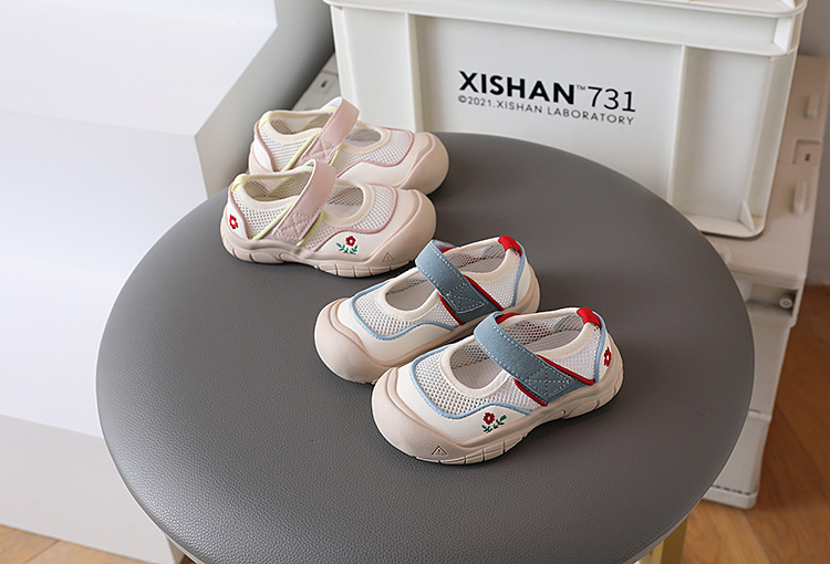 New Kids Girls Sport Shoes Versatile Hook & Loop Cute Flowers Embroidery Summer Children Fashion Sport Shoes Toes Wrapped