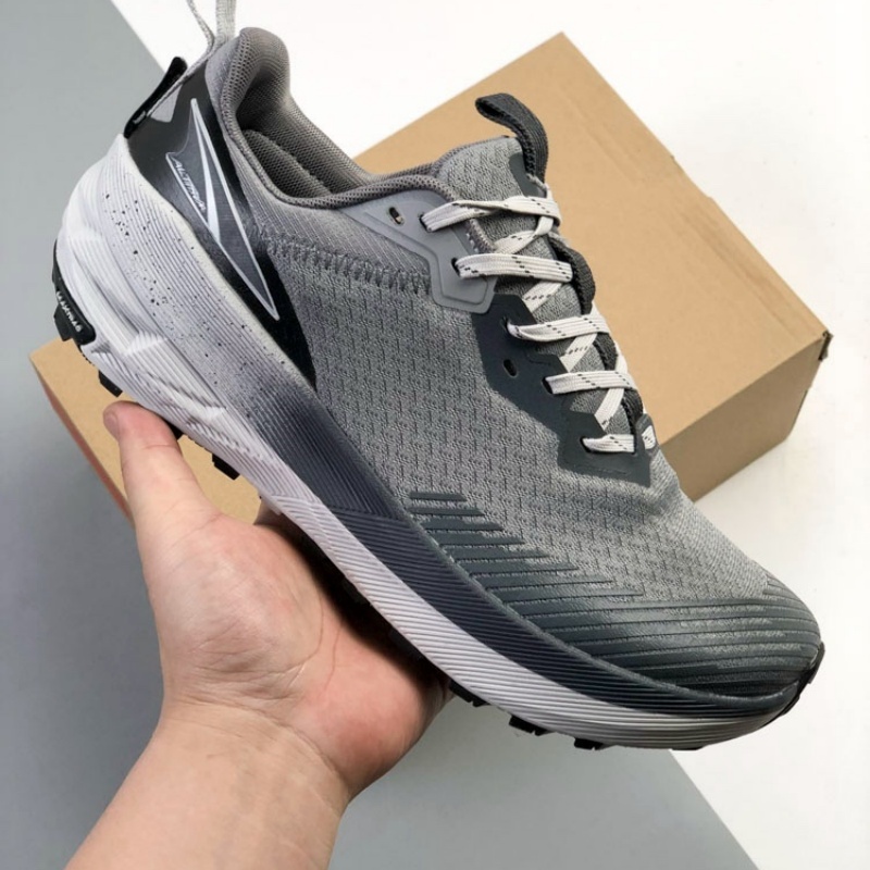 ALTRA lightweight cushioned running shoes for men and women. Suitable for marathons and daily activities