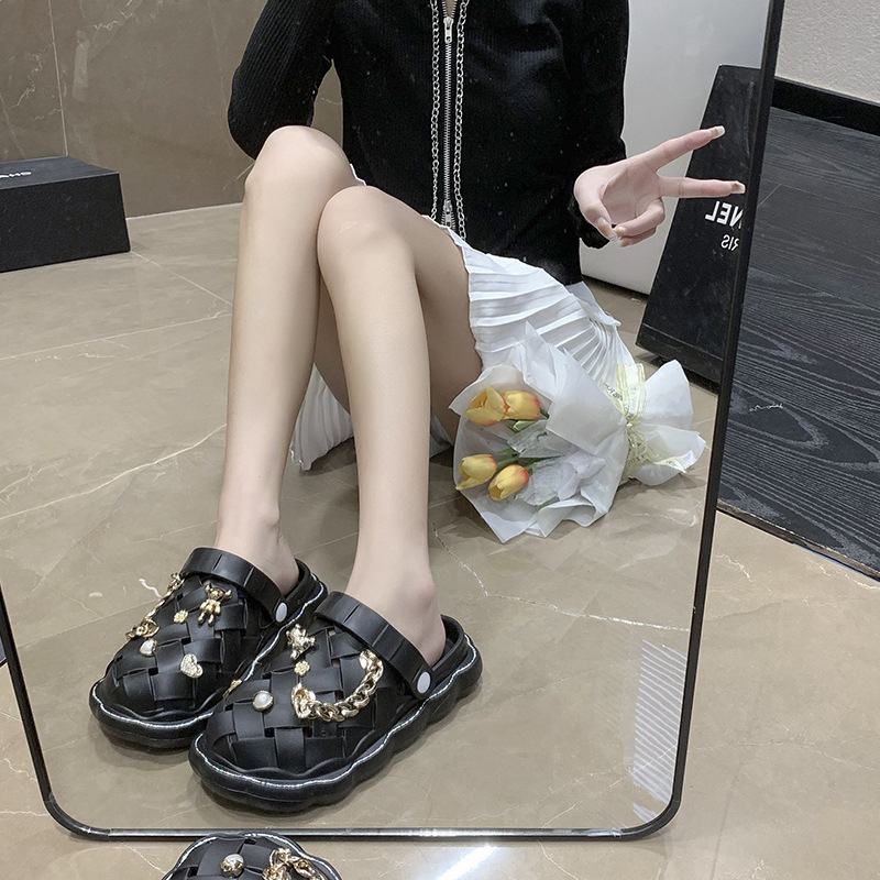 New Fashion European and American Cross Border Thick Sole Hole Solid Color Bear Sandals 2023 Women's Hole Sandals