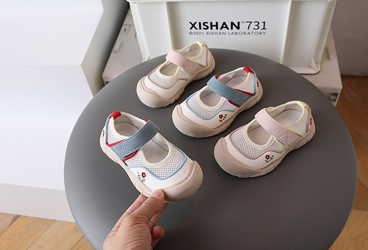 New Kids Girls Sport Shoes Versatile Hook & Loop Cute Flowers Embroidery Summer Children Fashion Sport Shoes Toes Wrapped