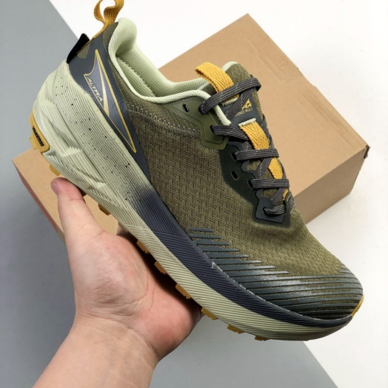 ALTRA lightweight cushioned running shoes for men and women. Suitable for marathons and daily activities