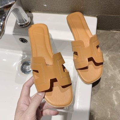 European station with the same type of H slippers summer flat heel
