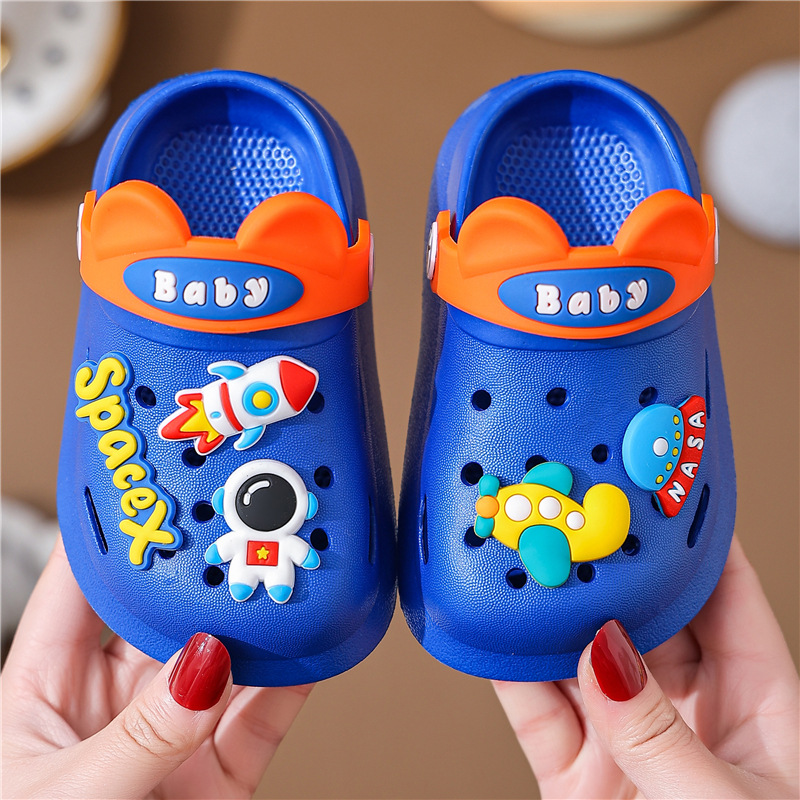 Summer Baotou Children's Sandals and Slippers Cartoon Anti slip Middle and Small Children's Beach Hole Shoes