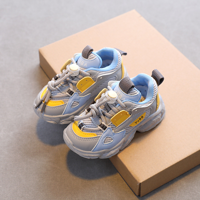 A pair of breathable mesh children's casual sports shoes for men and women, anti slip children's sports shoes