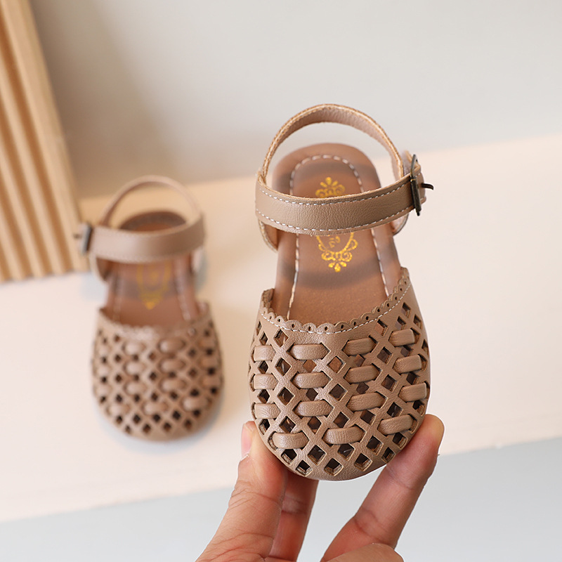 New Children's Baotou Sandals Girls' Woven Hollow Princess Shoes Anti Kick Soft Sole Baby Walking Shoes