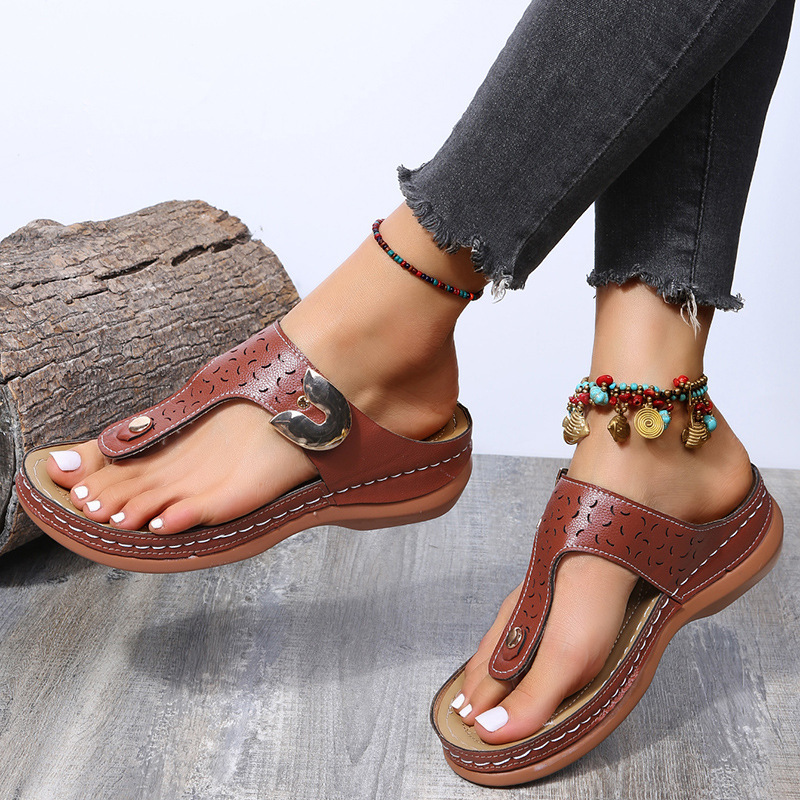 Women's large size 2023 European and American fashion wedge heel flip flops, wearing beach slippers outside