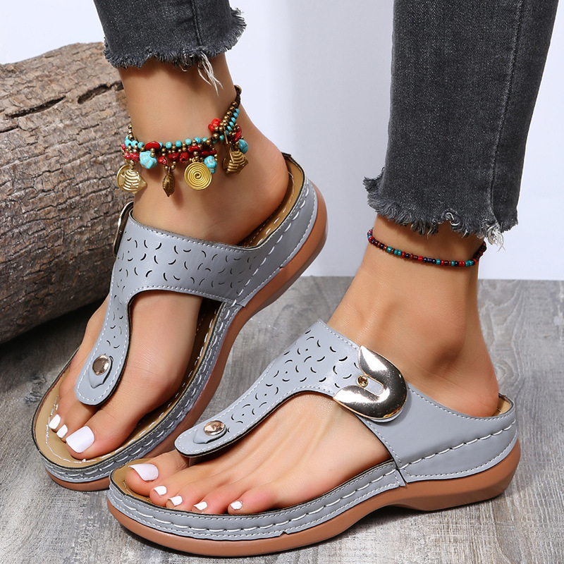 Women's large size 2023 European and American fashion wedge heel flip flops, wearing beach slippers outside
