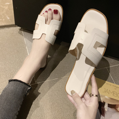 European station with the same type of H slippers summer flat heel