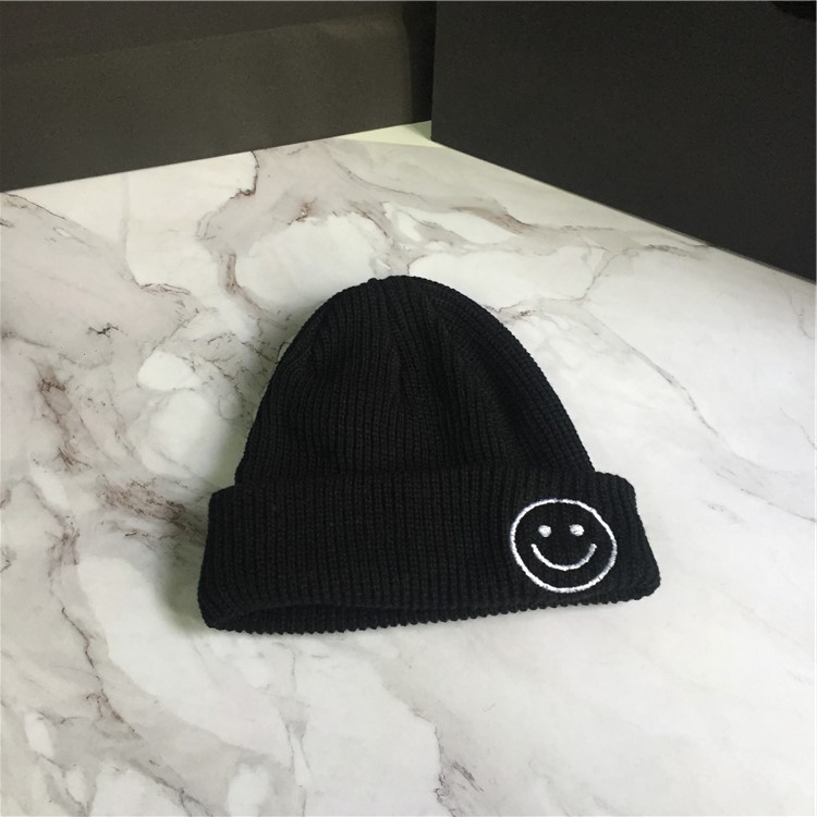 Cozy Smile-Embroidered Winter Beanie – Seamless Knit Design, Gentle Ribbed Edge & Breathable Merino-Blend for Babies & Kids