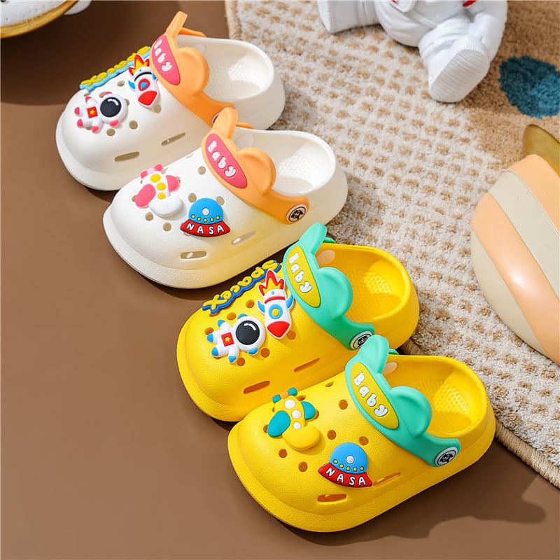 Summer Baotou Children's Sandals and Slippers Cartoon Anti slip Middle and Small Children's Beach Hole Shoes