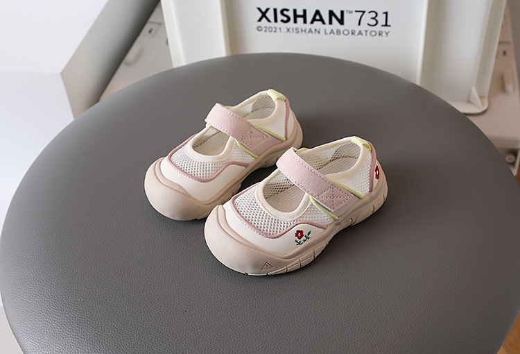 New Kids Girls Sport Shoes Versatile Hook & Loop Cute Flowers Embroidery Summer Children Fashion Sport Shoes Toes Wrapped