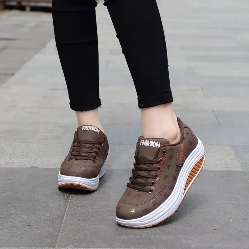 Women Shake Shoes Platform Woman Walking Shoes Height Increasing Lace-up Outdoor Chunky Sneakers