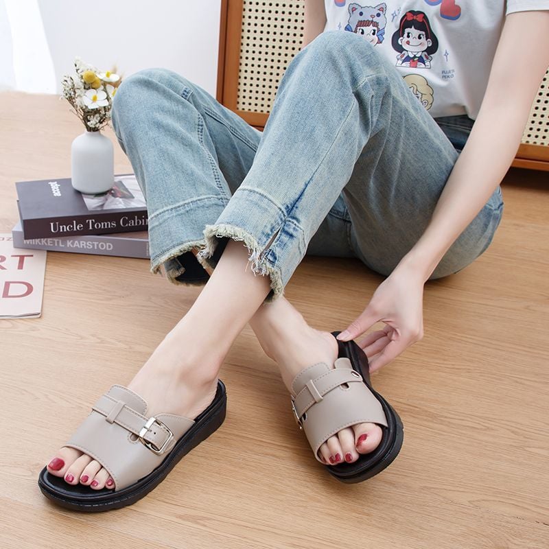 Woman's Summer New Flat Sole Peep Toe Slippers Thick Sole Non Slip Fashionable Outdoor Beach Slippers Sandals Elderly Slippes