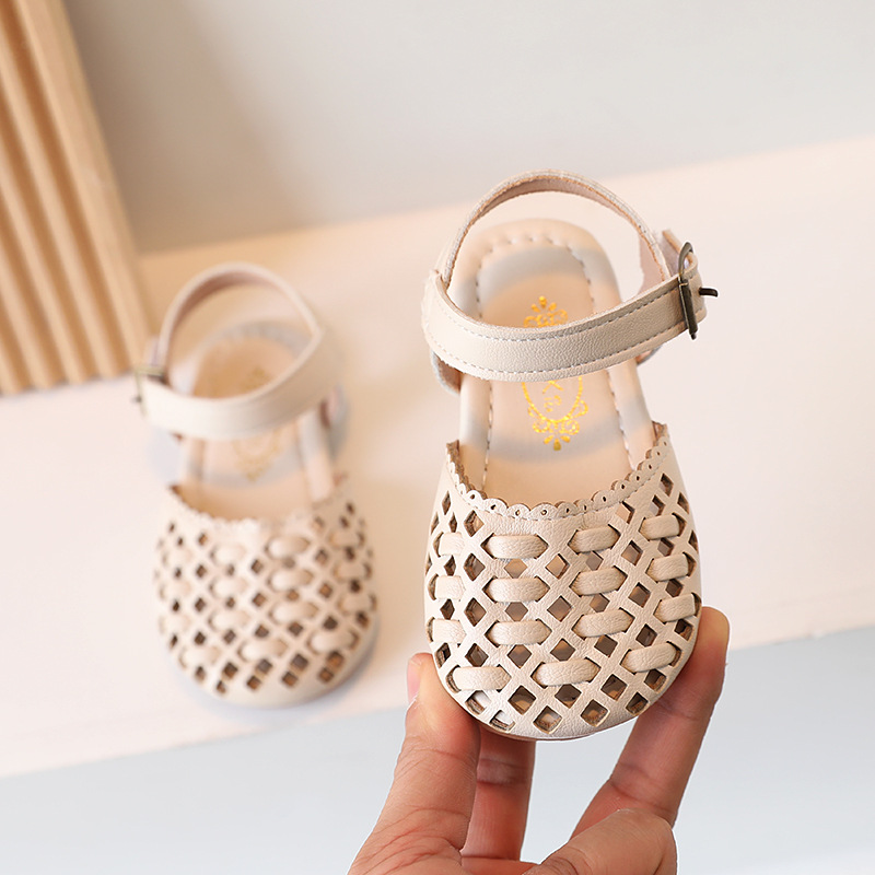 New Children's Baotou Sandals Girls' Woven Hollow Princess Shoes Anti Kick Soft Sole Baby Walking Shoes