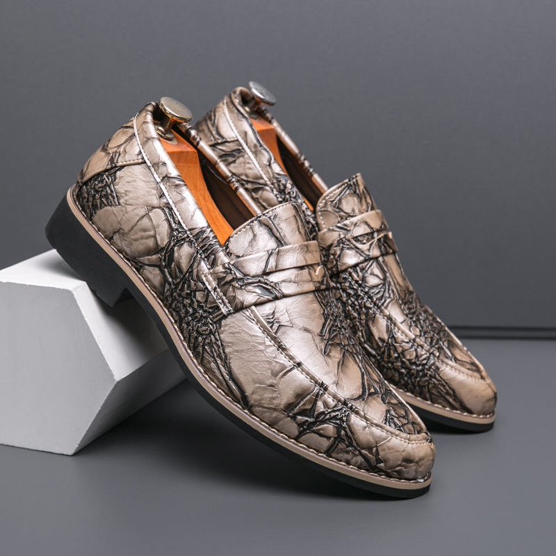 2025 embossed thick soled shoes for men's casual British style retro leather shoes