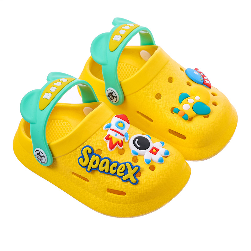 Summer Baotou Children's Sandals and Slippers Cartoon Anti slip Middle and Small Children's Beach Hole Shoes