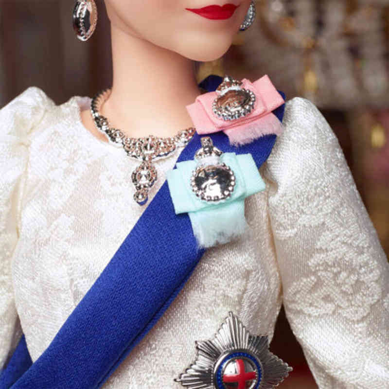 Doll Queen Elizabeth II Signature Platinum Jubilee Resin Statue Collectors
