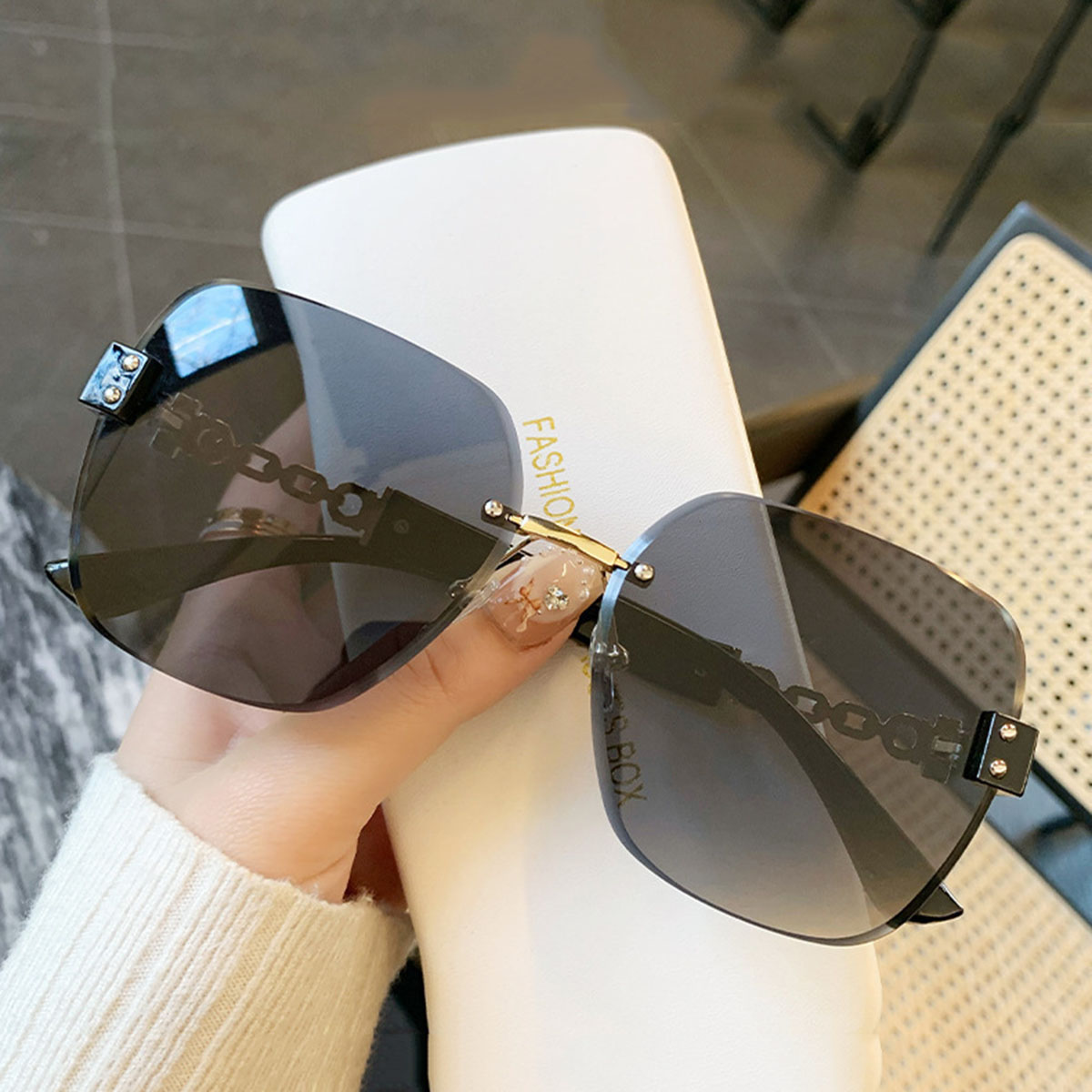Fashionable Borderless Metal Chain Sunglasses for Women with A Sense of Luxury and Irregular Temperament. New Large Frame Sungla