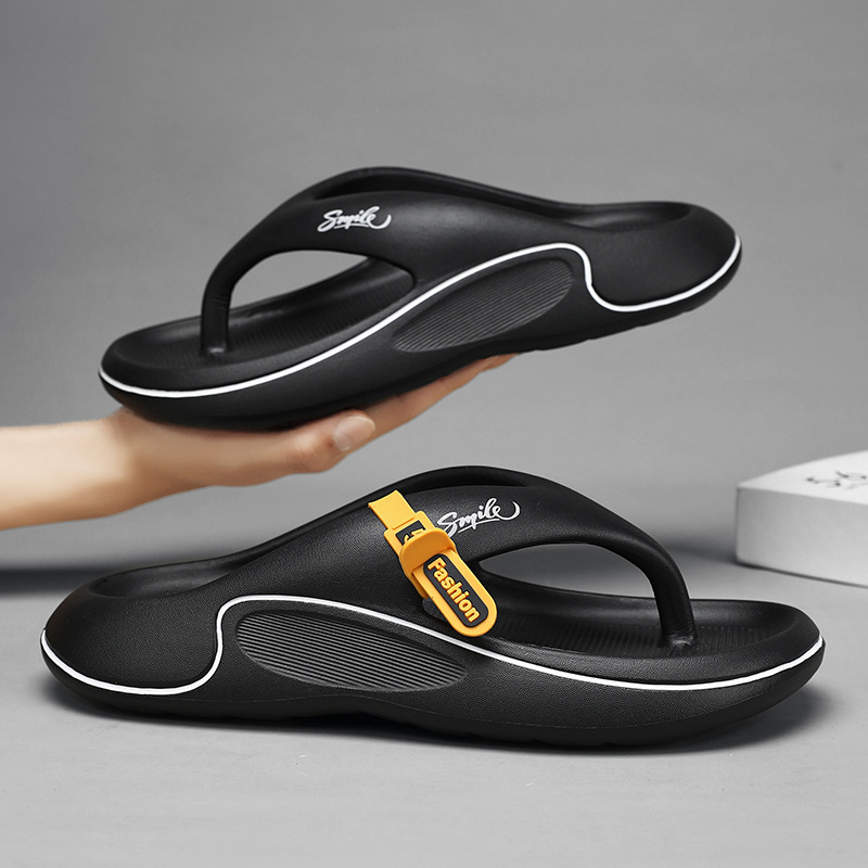 Fashionable flip flops for men in summer  anti slip and anti odor clip on slippers for outdoor beach and leisure activities