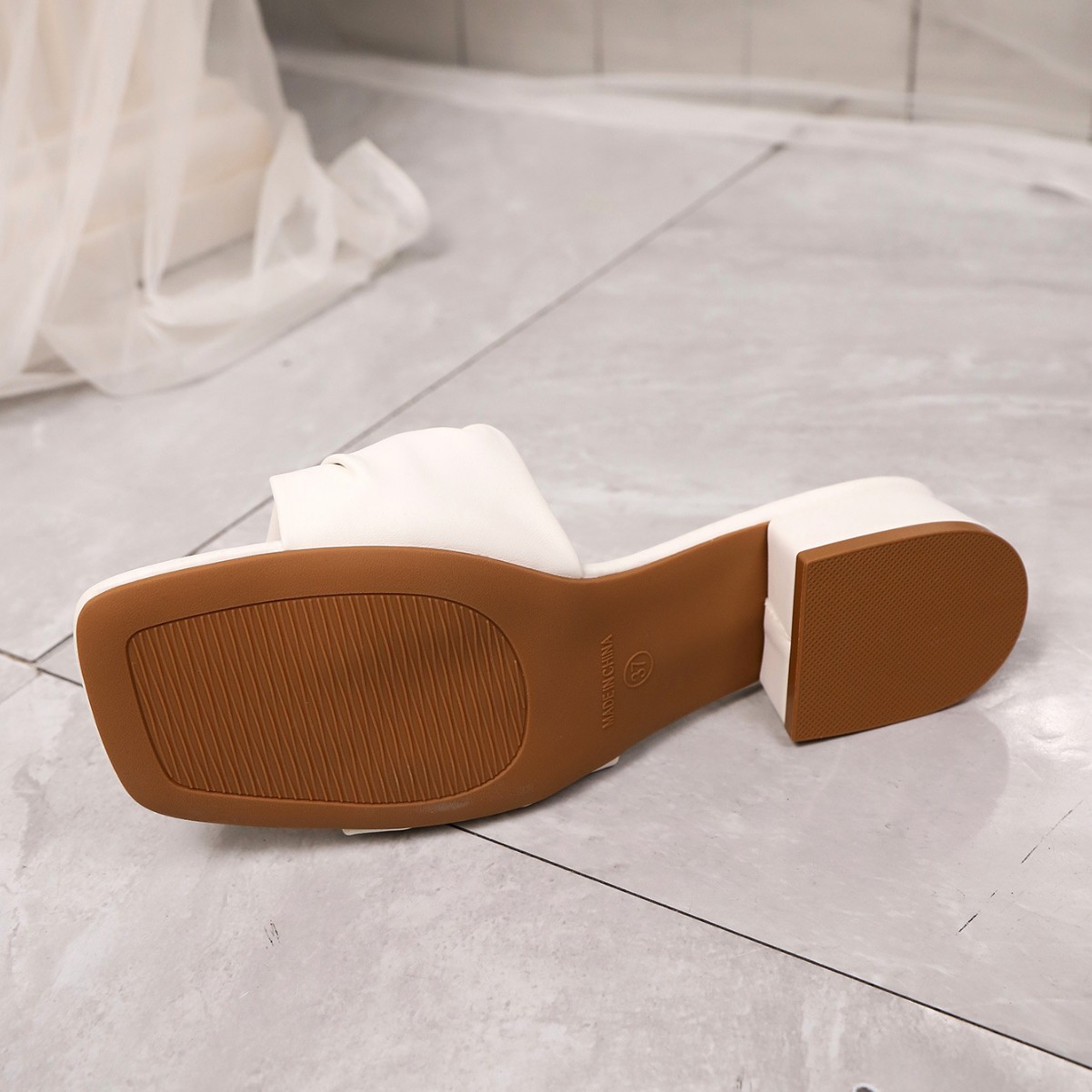 Free delivery of high-quality 2026 new summer women's clothing hot selling thick heel square toe mid heel slippers
