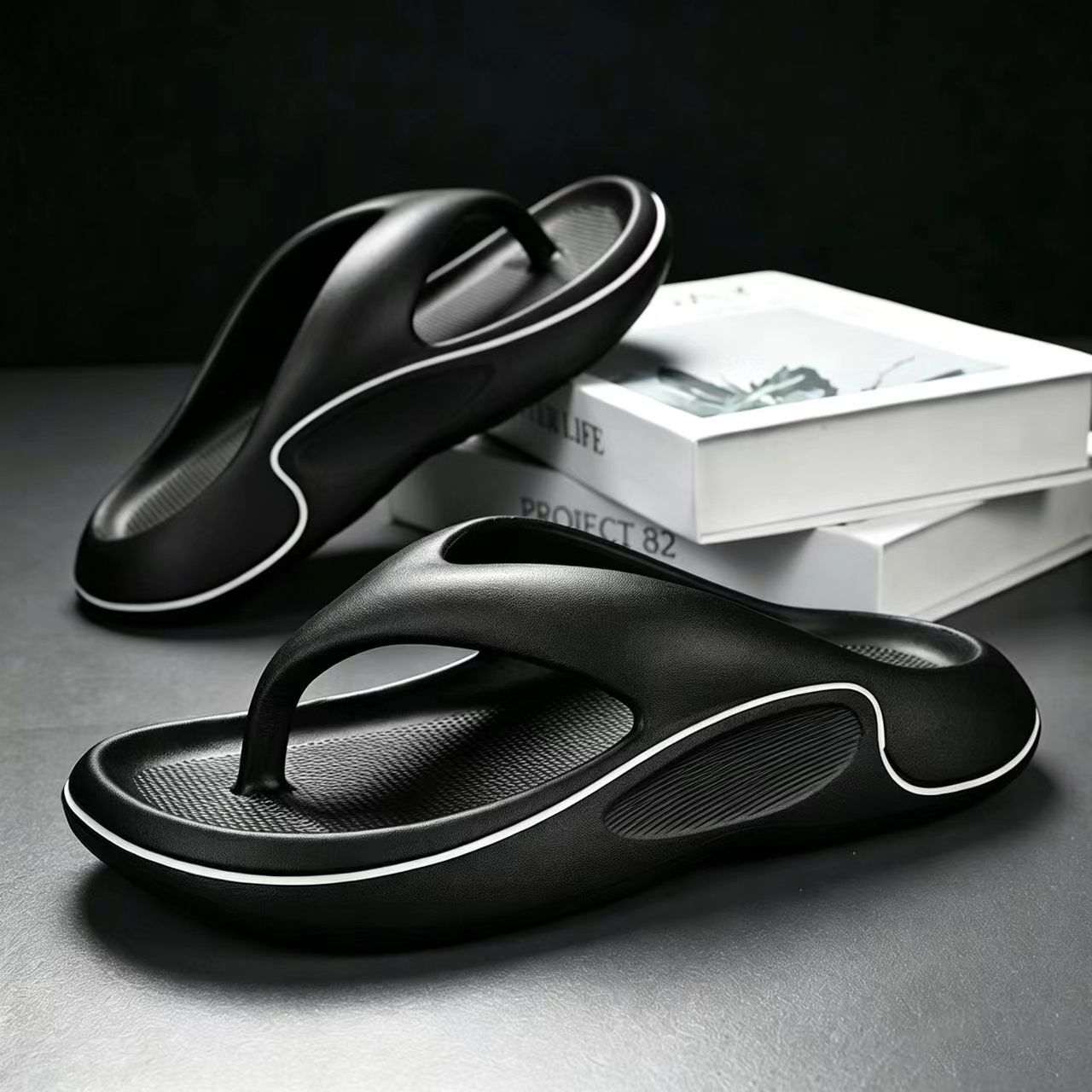 Men's flip flops for summer wear  wear-resistant thick soled slippers  beach sandals with toe rests  anti slip sandals