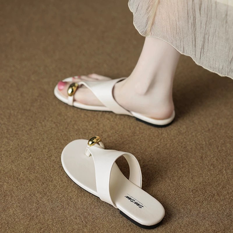 French fairy style clip toe slippers for women's new high-end fashion cool slippers with flat bottom matching skirt beach shoes