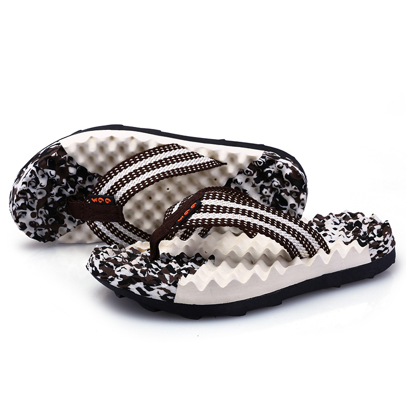 New massage flip flops with anti slip and wear-resistant rubber outdoor beach slippers for men wearing summer men's sandals