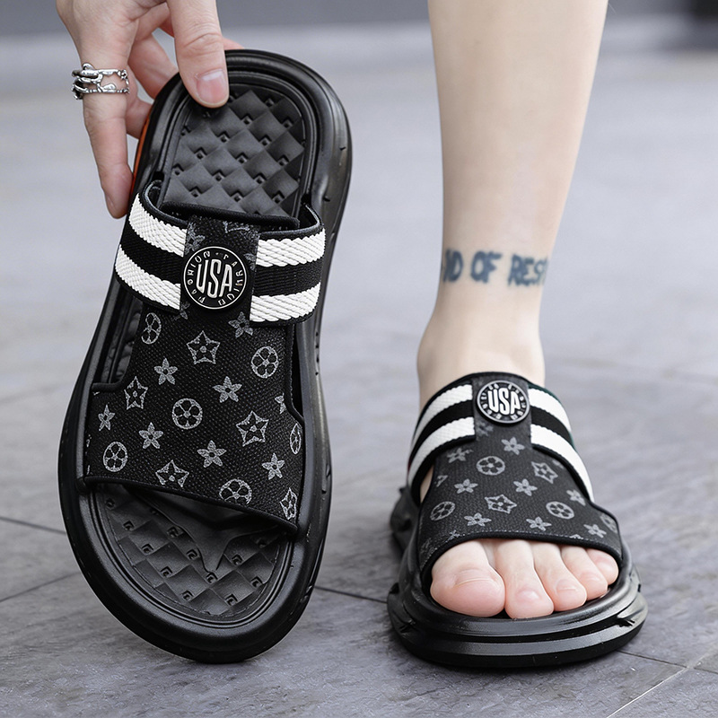Fashionable slippers for summer  anti slip and wear-resistant  trendy beach sandals for men  casual and home one line slippers