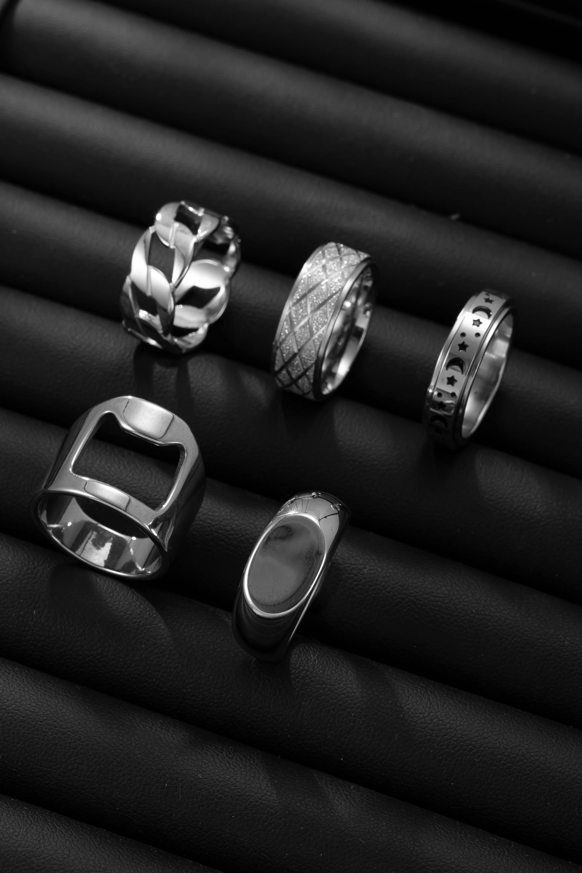 5 silver men's stainless steel rings with different shapes, gifts for family and friends.