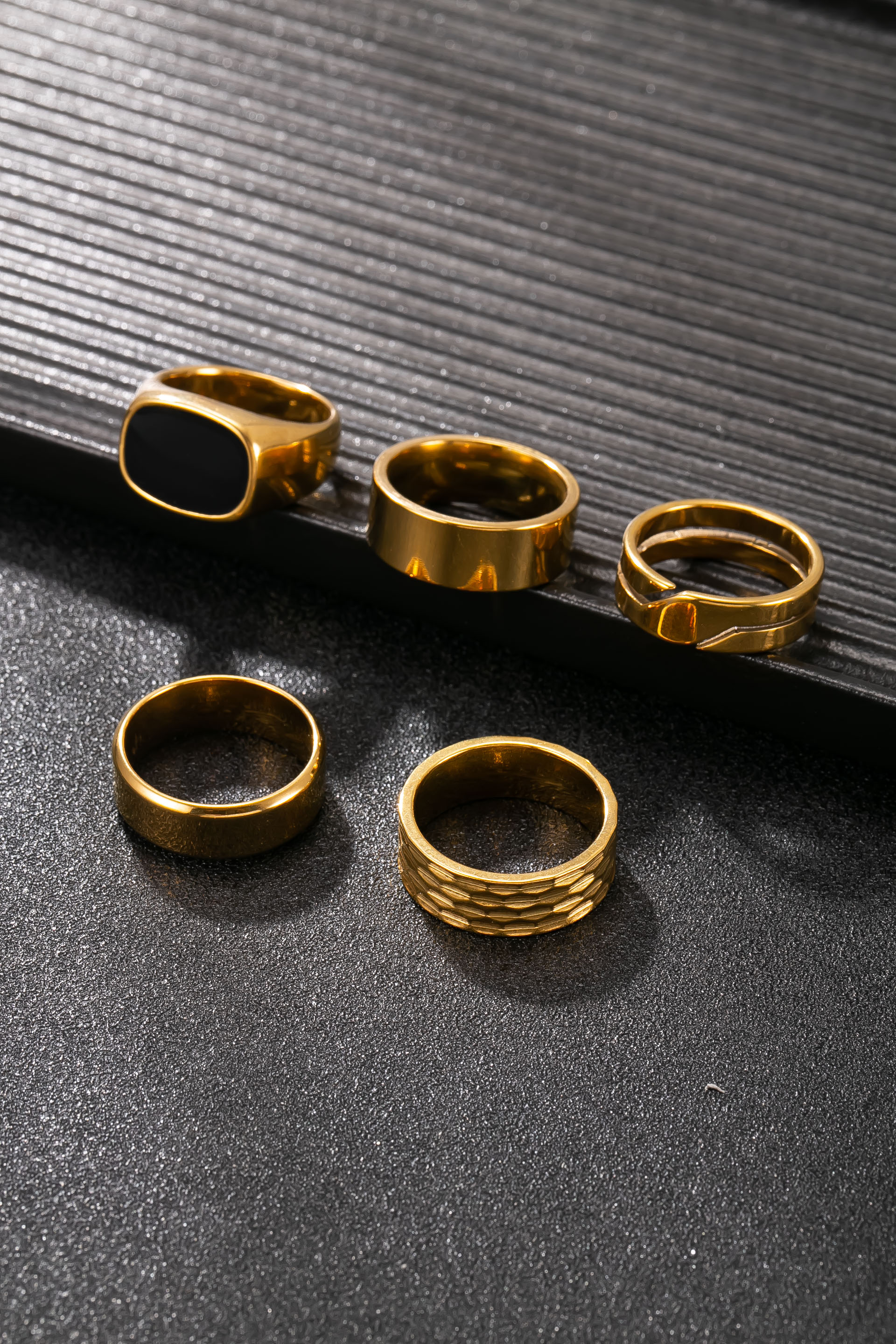 5 stainless steel rings for men dripping oil. Suitable for daily wear, special occasions, gifts for family and friends.