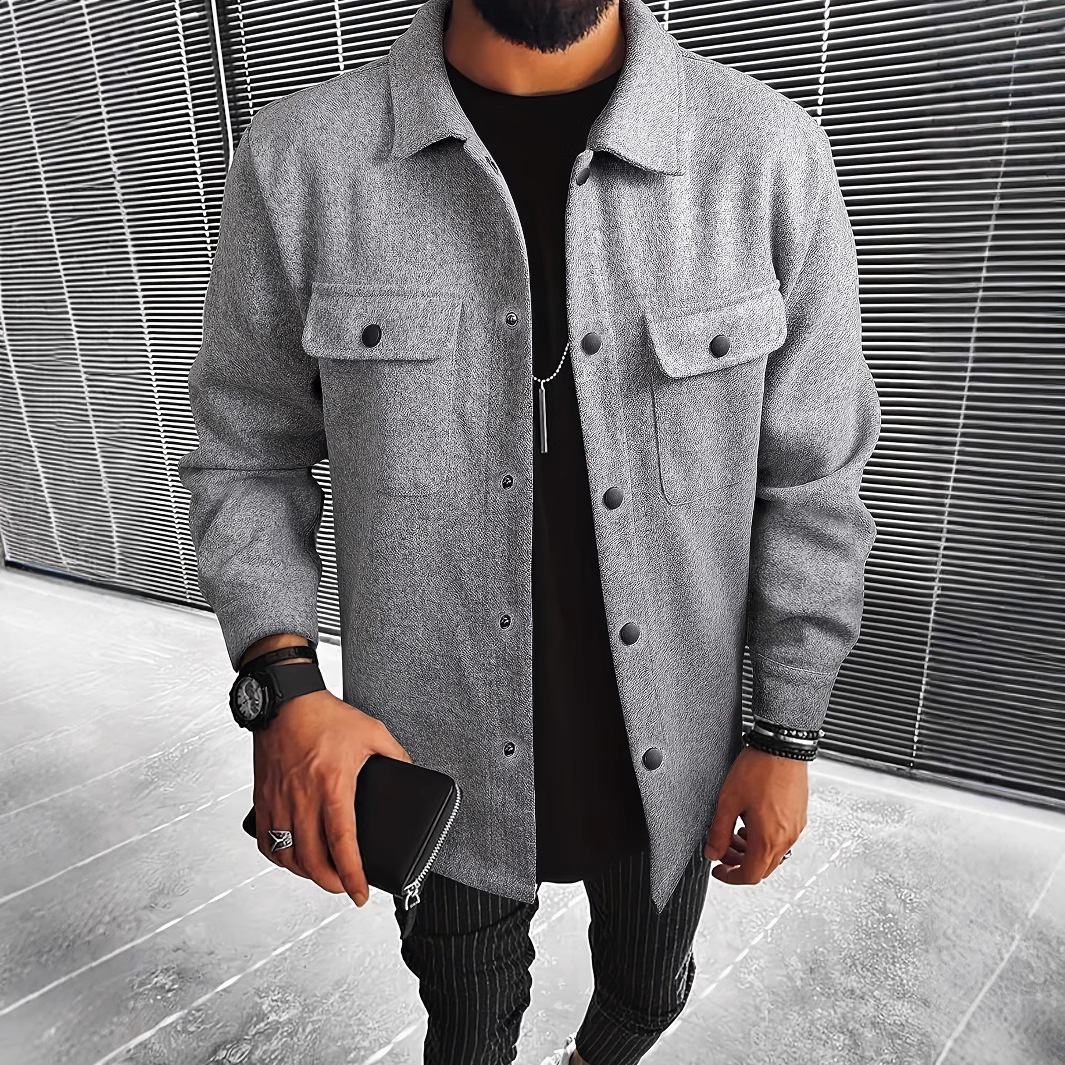 In autumn, the new men's long-sleeved coat with lapel pocket and front placket is suitable for leisure commuting business wear.