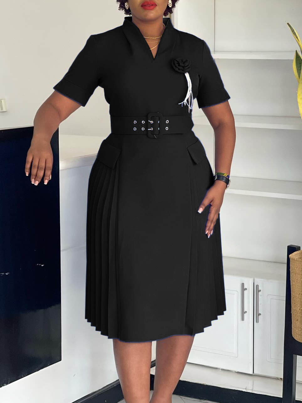 Summer new women's short-sleeved V-neck high waist pleated long dress is suitable for leisure office commuting parties.