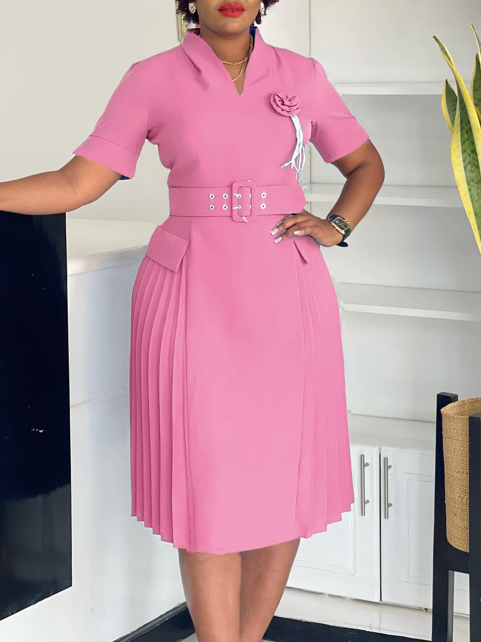 Summer new women's short-sleeved V-neck high waist pleated long dress is suitable for leisure office commuting parties.