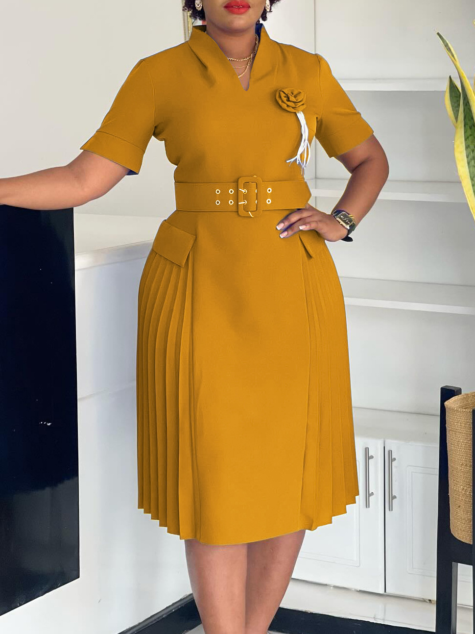 Summer new women's short-sleeved V-neck high waist pleated long dress is suitable for leisure office commuting parties.