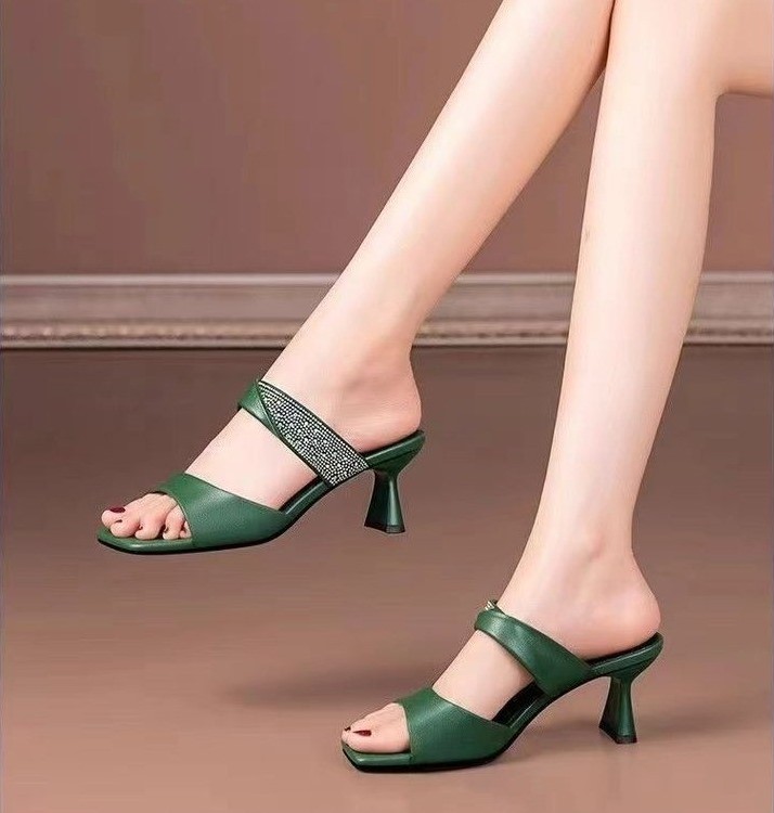 In summer, the new women's shoes with square toe, rhinestone stilettos and sandals are suitable for leisure commuting parties.