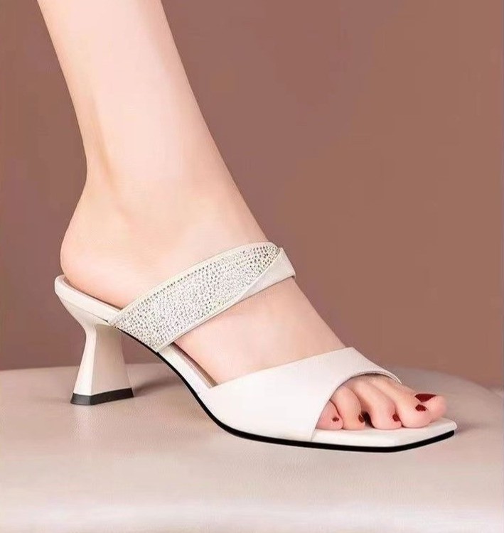 In summer, the new women's shoes with square toe, rhinestone stilettos and sandals are suitable for leisure commuting parties.